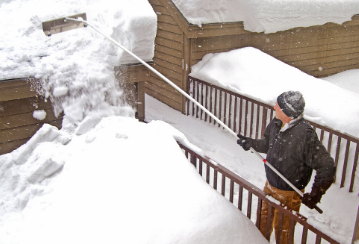 La météo prévoit une tempête de neige? Protéger votre toit d’une lourde couche de neige